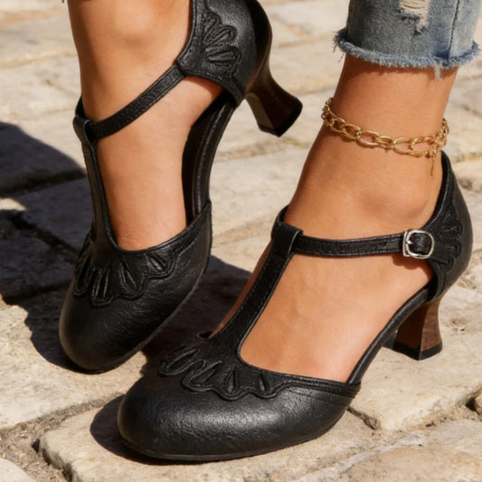 Kamila | Pumps met T-bandje en ajourdetails