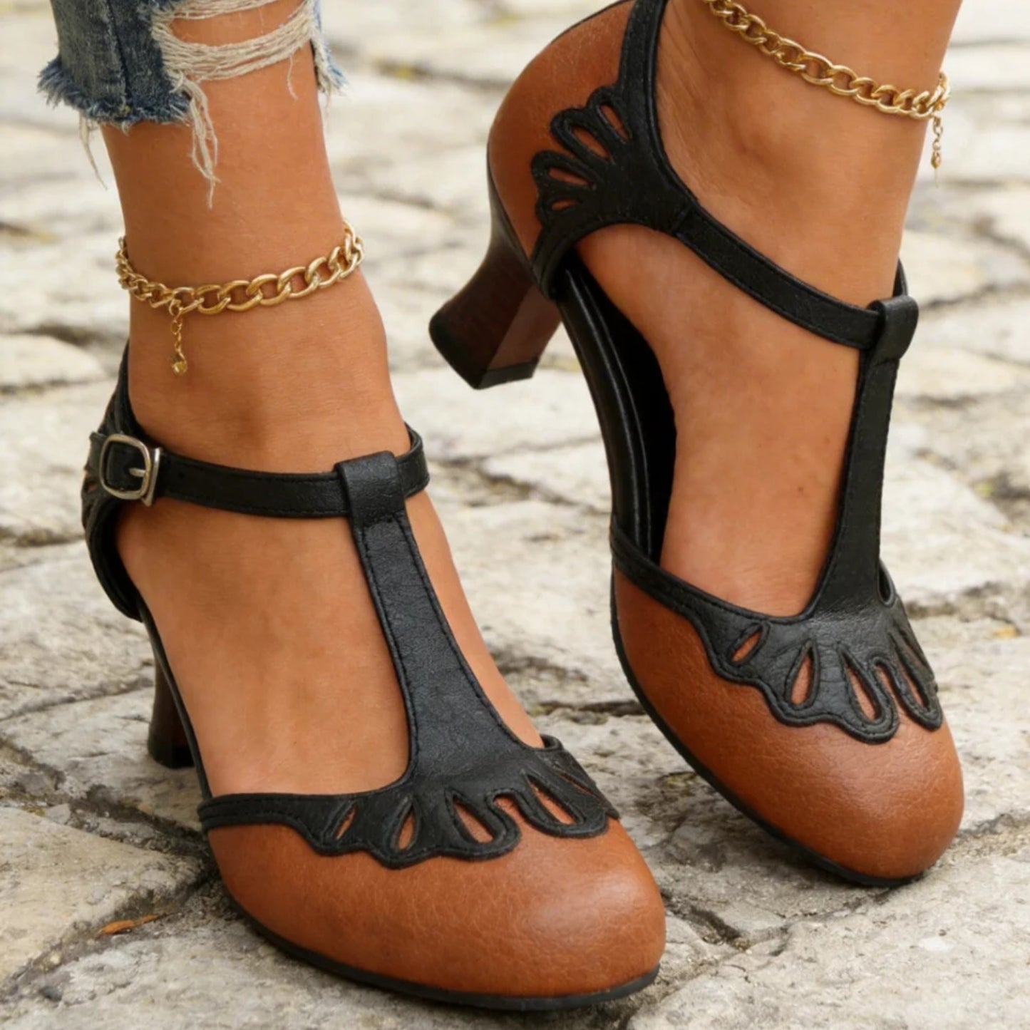 Kamila | Pumps met T-bandje en ajourdetails