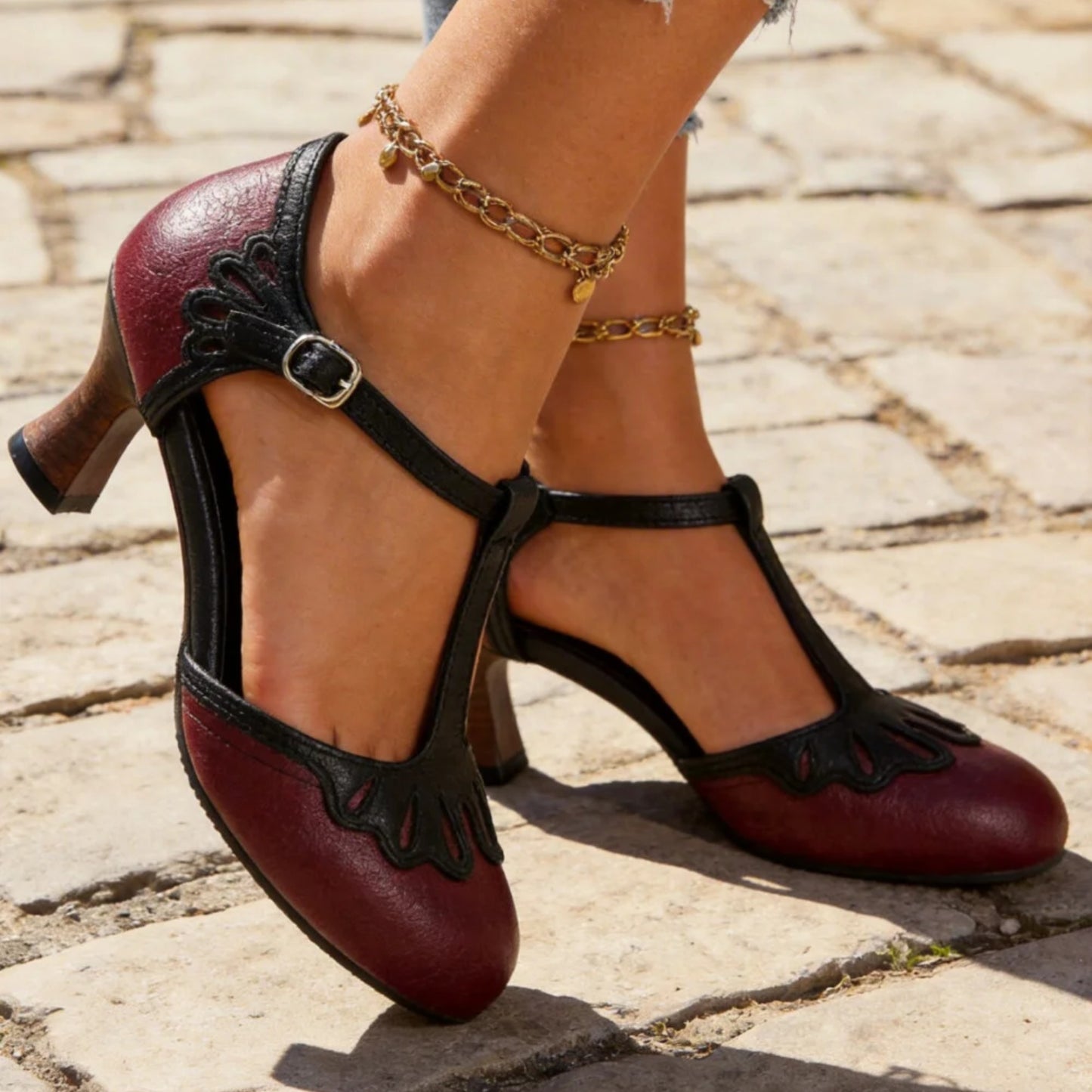 Kamila | Pumps met T-bandje en ajourdetails